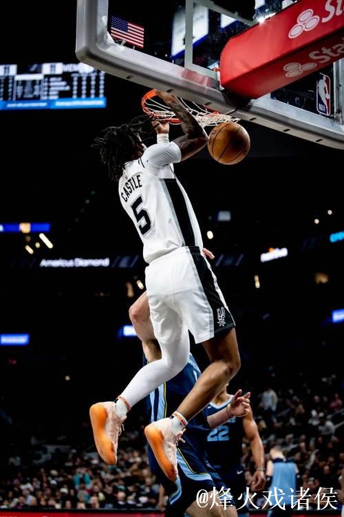 卡斯尔篮板反击一条龙 旋转上篮得手